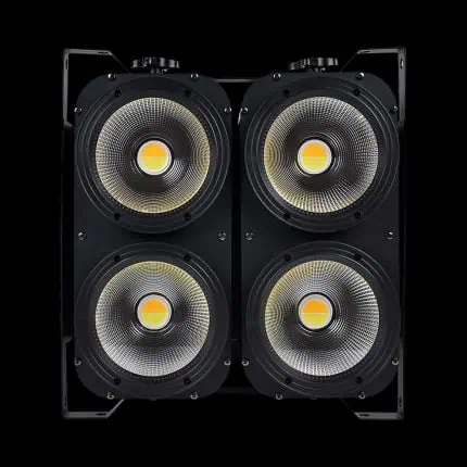 Accecatore LED 4x100W in Prospettiva Frontale su Sfondo Nero