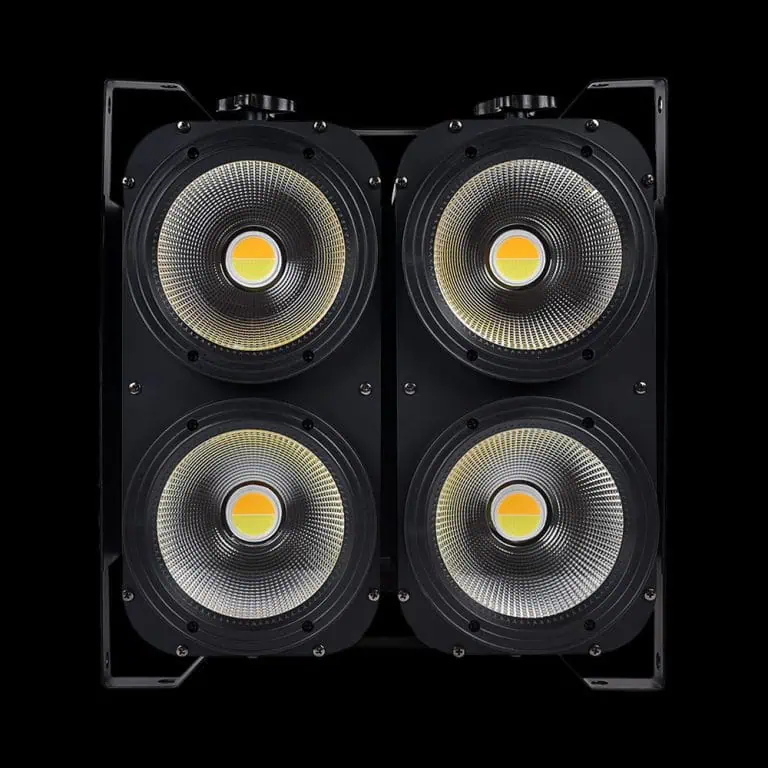 Accecatore LED 4x100W in Prospettiva Frontale su Sfondo Nero