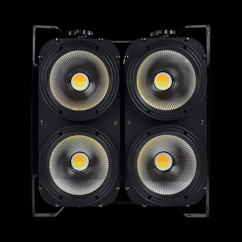 Accecatore LED 4x100W in Prospettiva Frontale su Sfondo Nero