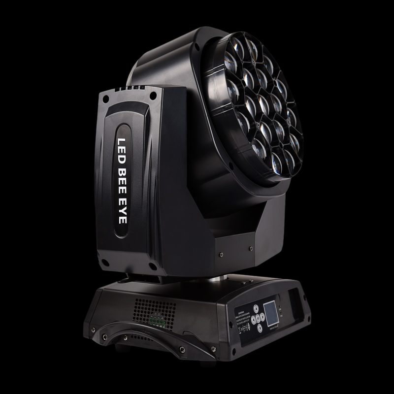 Testa Mobile Wash Zoom 19x15W su Sfondo Nero