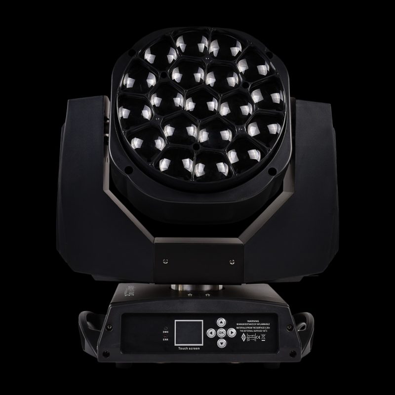 Testa Mobile Wash Zoom 19x15W in Prospettiva Frontale su Sfondo Nero