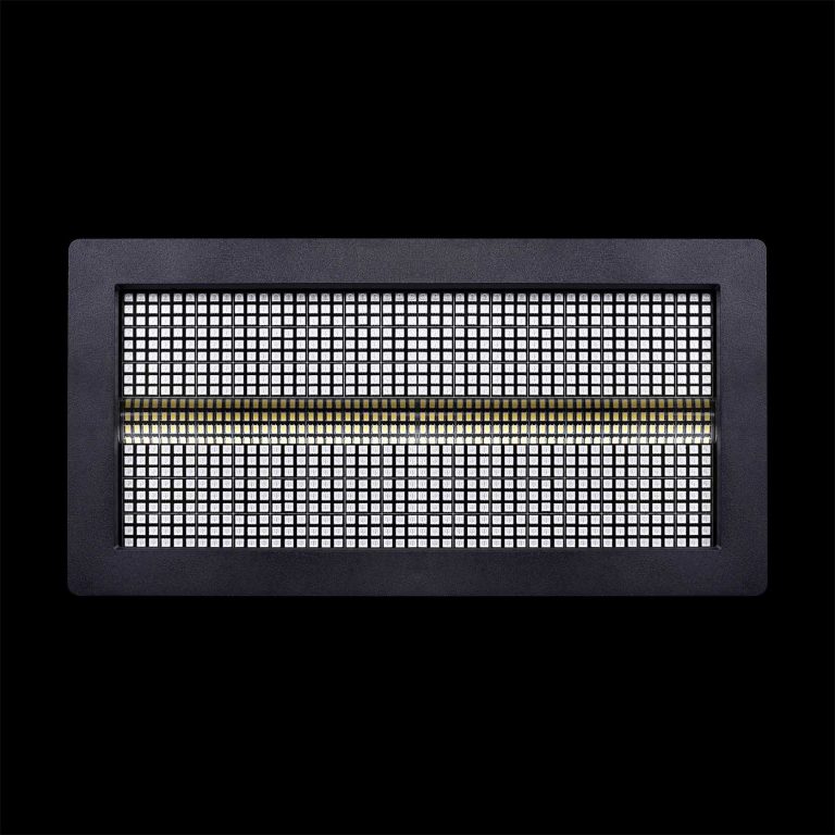 Strobo LED RGBW 1200W in Prospettiva Frontale su Sfondo Nero