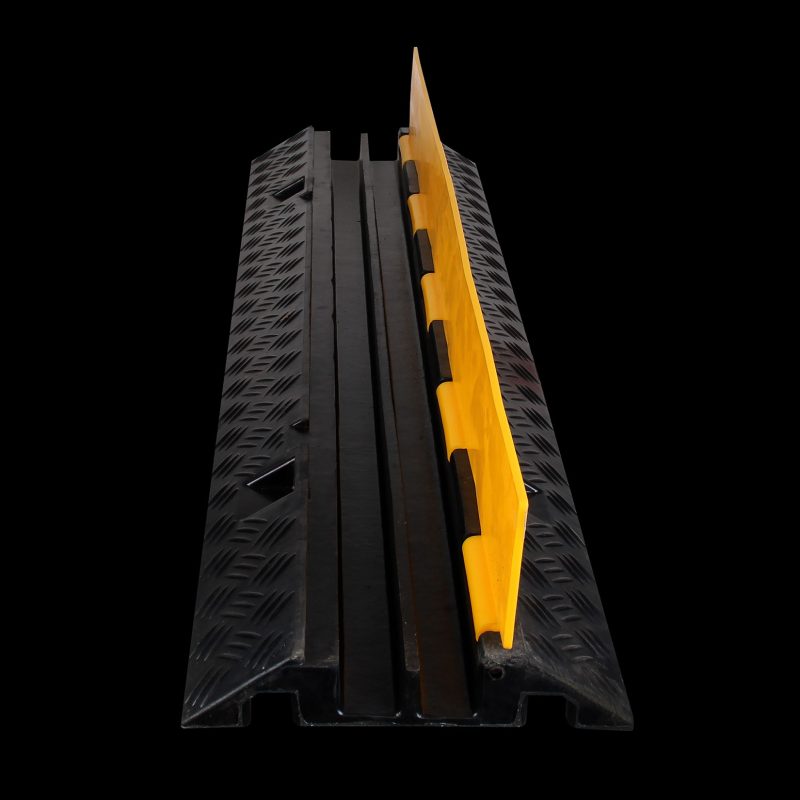 Pedana Passacavo in Gomma su Sfondo Nero