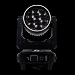 Testa Mobile Bee Eye 7x40W RGBW con Ring in Prospettiva Frontale su Sfondo Nero