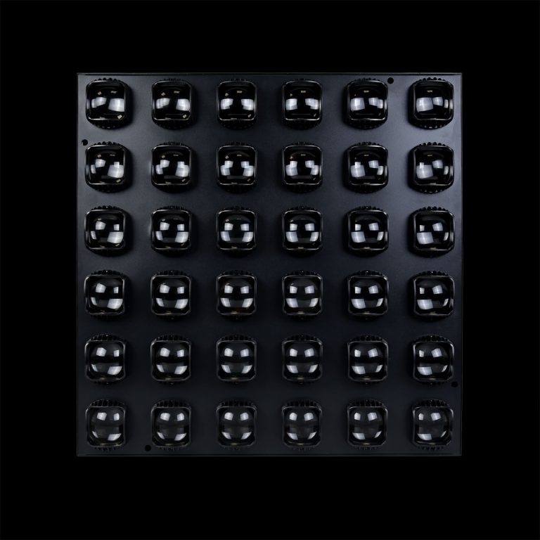 Matrix LED 36x15W RGBW Faro Professionale in Prospettiva Frontale su Sfondo Nero