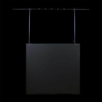 Tavolo DJ Professionale in Acciaio in Prospettiva Frontale su Sfondo Nero