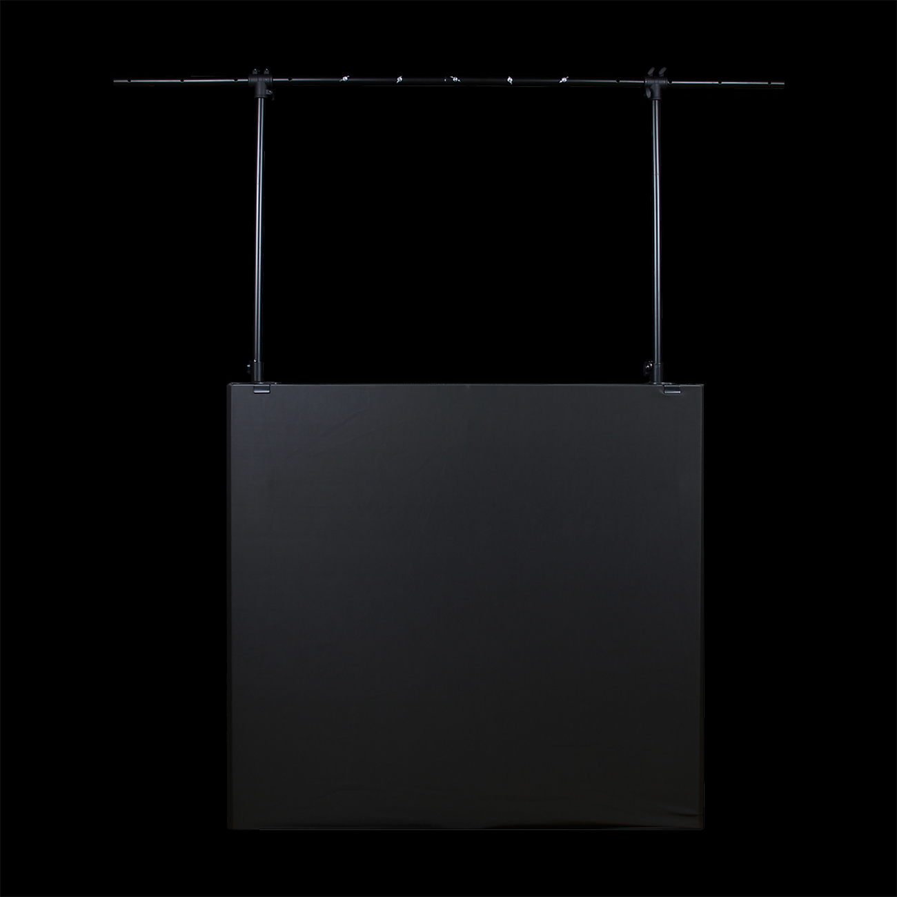 Tavolo_DJ_Professionale_in_Acciaio_Nero Tavolo DJ Professionale in Acciaio in Prospettiva Frontale su Sfondo Nero